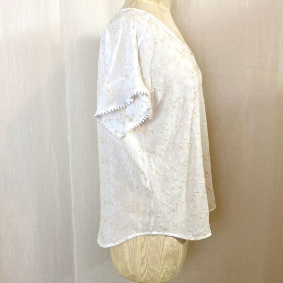 Democracy Top with Tan Embroidered Design V-neckline Flutter Sleeves Size large - Picture 4 of 7